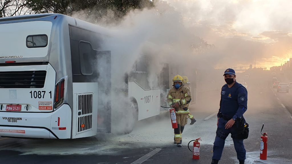 Dizendo "fora Bolsonaro!", homem toca fogo em ônibus perto do Palácio do Planalto