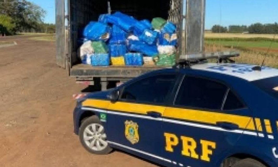 PRF apreende 22 toneladas de maconha apenas em um dia e Bolsonaro comemora