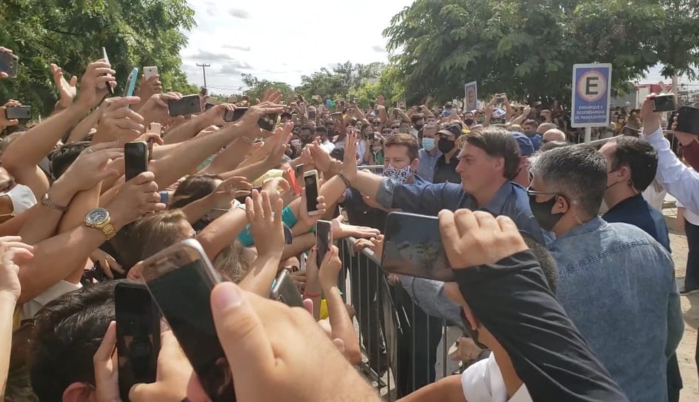 VÍDEO: Bolsonaro volta a ser recebido por centenas de pessoas no Nordeste