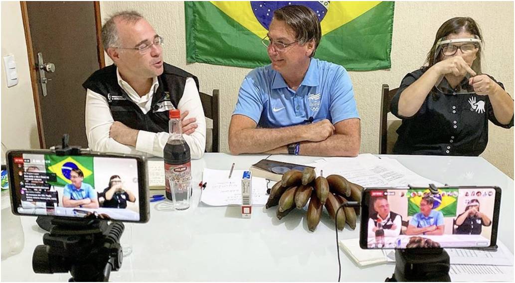 Bolsonaro conseguiu quebrar o monopólio da grande mídia com celular e bananas