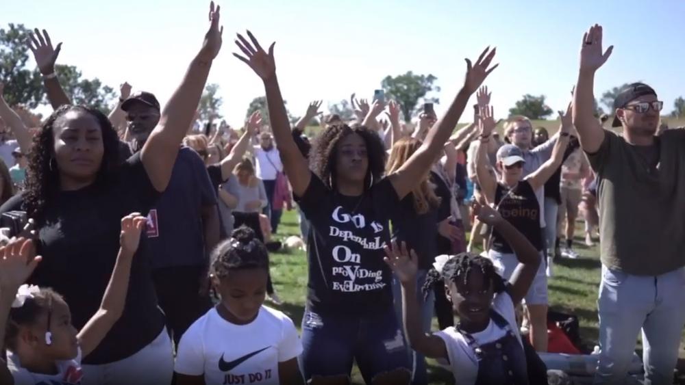 Negros e brancos se reúnem em cerimônia religiosa e dão lição de união nos EUA