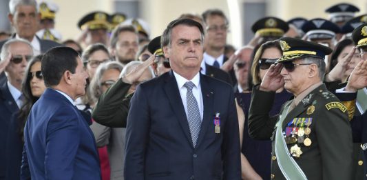 Bolsonaro cita as Forças Armadas e destaca: "Prontas para garantir nossa liberdade"