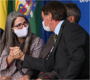 Raissa Soares em evento para defender o uso da cloroquina contra o novo coronavírus.