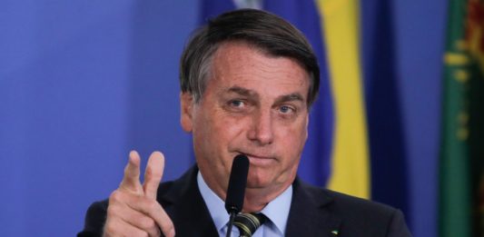 Quem cometer corrupção vai tomar "uma voadora no pescoço", diz Bolsonaro