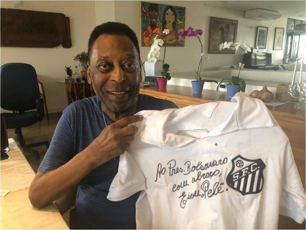 Pelé dedica camisa do Santos para o presidente Bolsonaro e posta foto