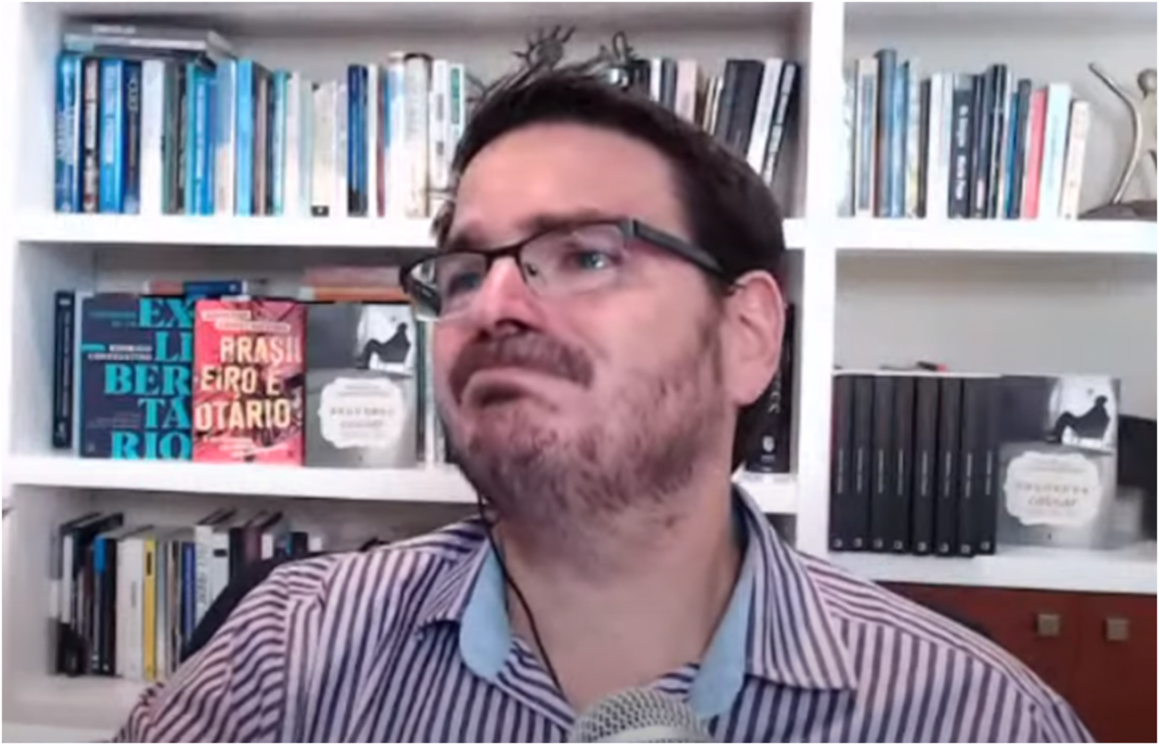 Vídeo: Constantino chora em desabafo após sofrer ataque de falsos moralistas