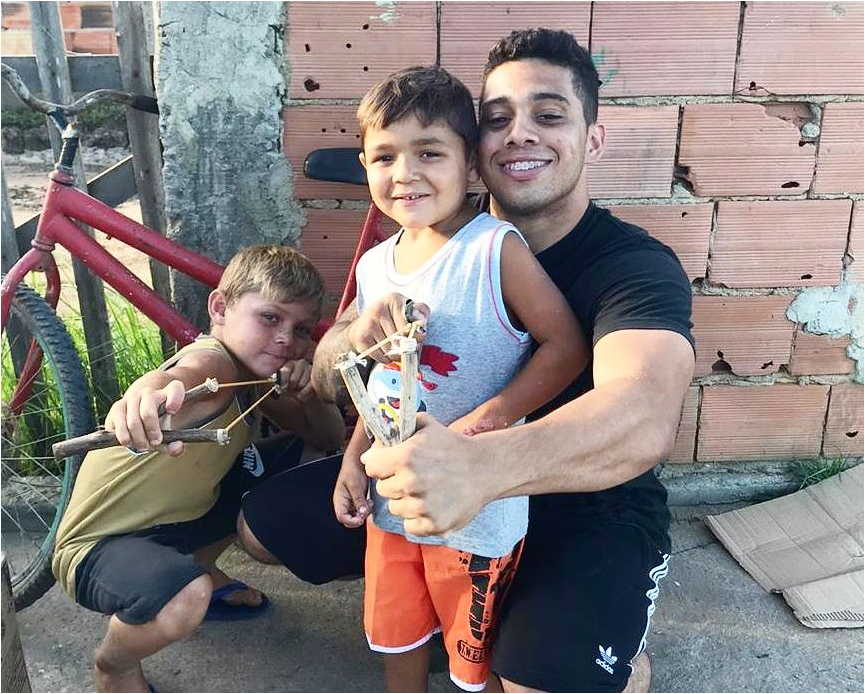 Gabriel Monteiro encontra meninos que caçavam para comer: 