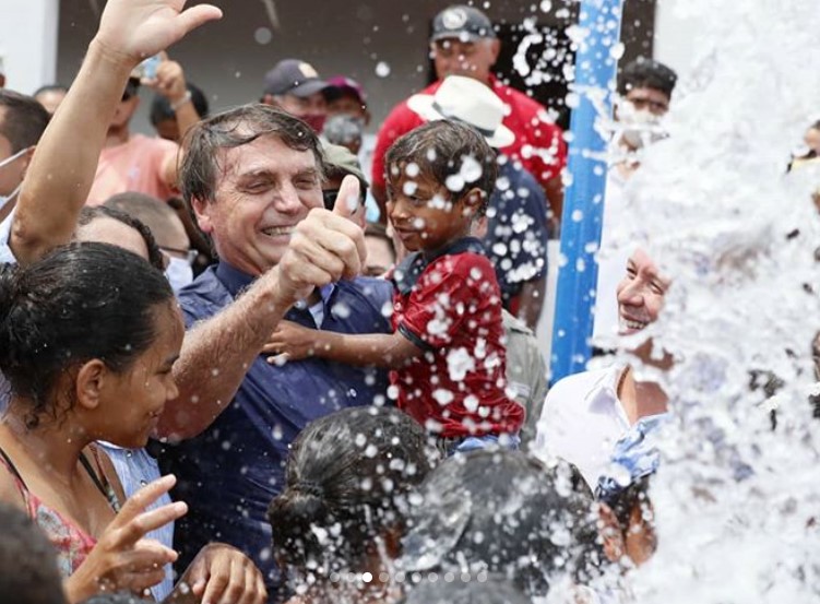 Vídeo: Bolsonaro inaugura canal que leva água para mais de 100 mil pessoas no Sertão