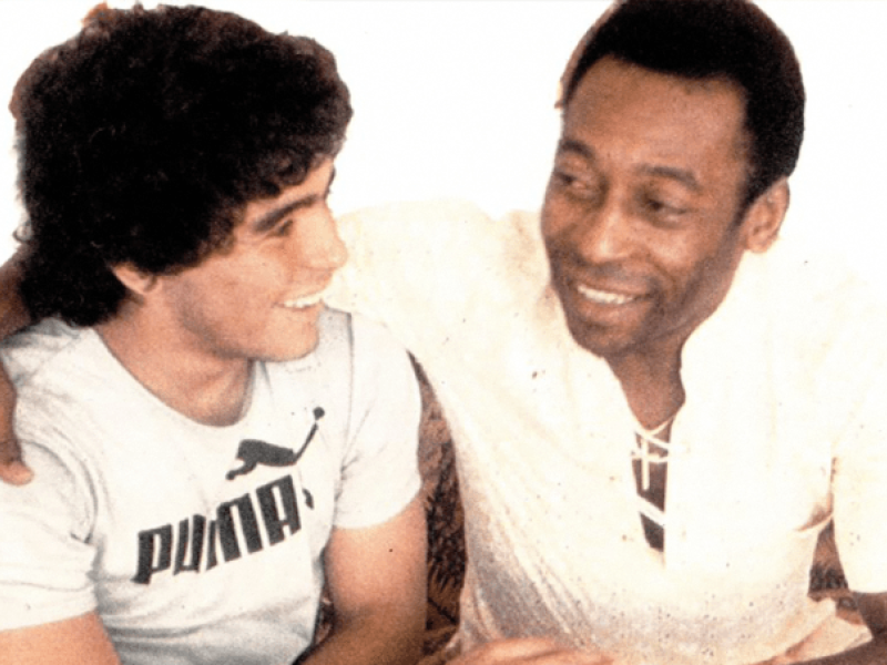 Pelé homenageia Maradona: 