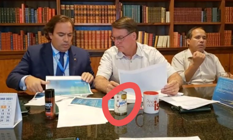Ironizando a imprensa, Bolsonaro faz live com leite condensado e desodorante avanço