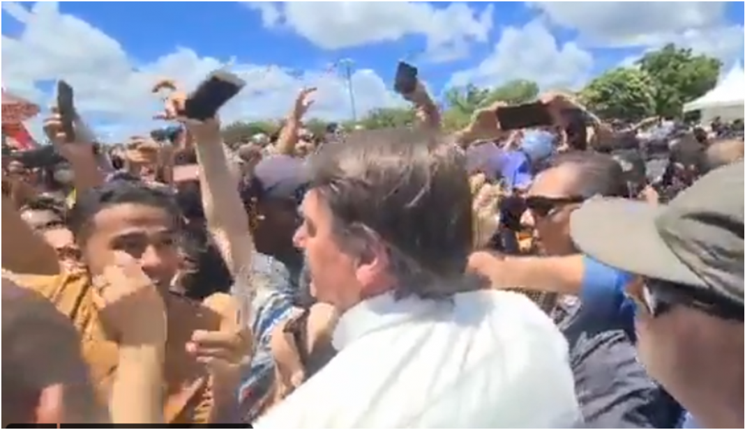 VÍDEO: Bolsonaro tem recepção calorosa da população no interior da Bahia
