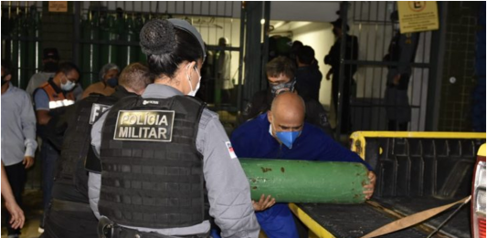 Polícia encontra 33 cilindros de oxigênio escondidos em caminhão de Manaus