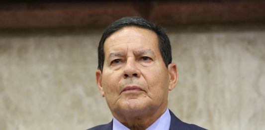 Mourão nega conspiração e exonera assessor: "Jamais vou trabalhar contra Bolsonaro"