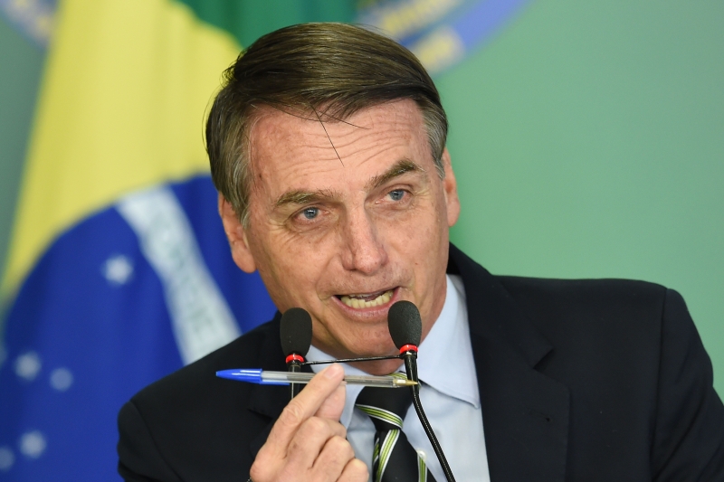 Bolsonaro assina decreto que obriga postos a informar os impostos no combustível