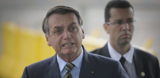 "São cartéis poderosíssimos contra mim", diz Bolsonaro sobre aumento dos preços