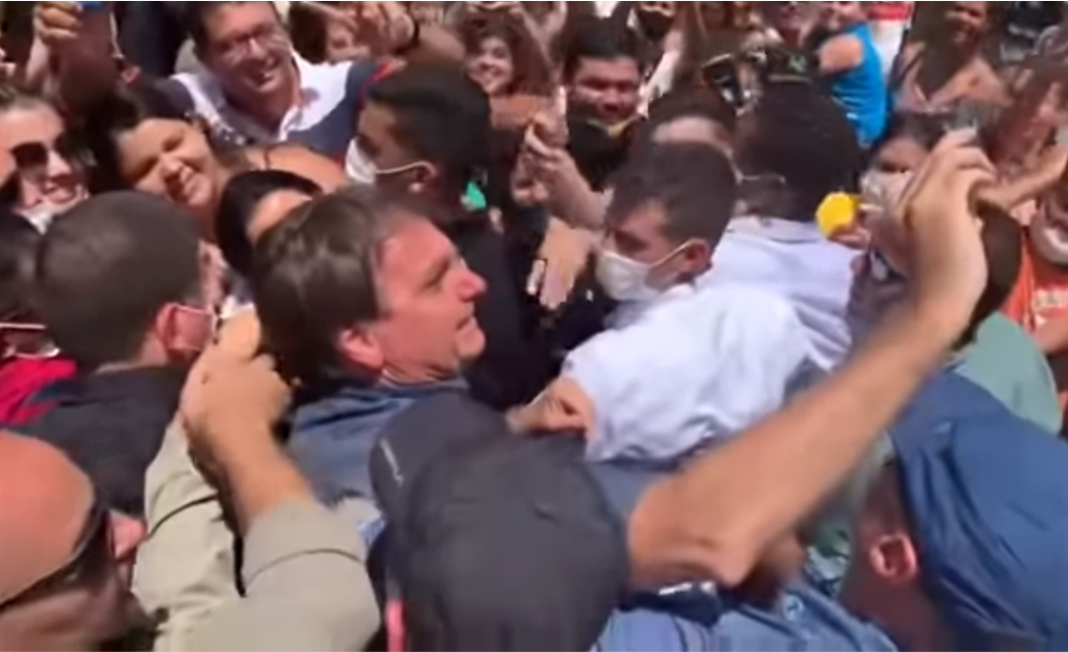 Bolsonaro testa popularidade e arrasta multidão aos gritos de 
