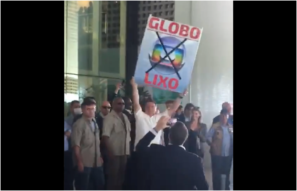 VÍDEO: Bolsonaro exibe cartaz de 