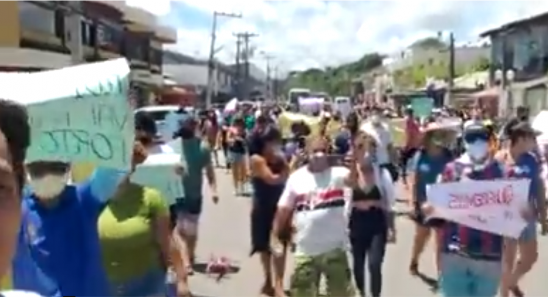 Moradores fazem protesto contra lockdown na Bahia: 
