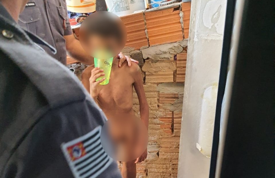 Menino de 11 anos mantido preso em barril chegou a comer as próprias fezes