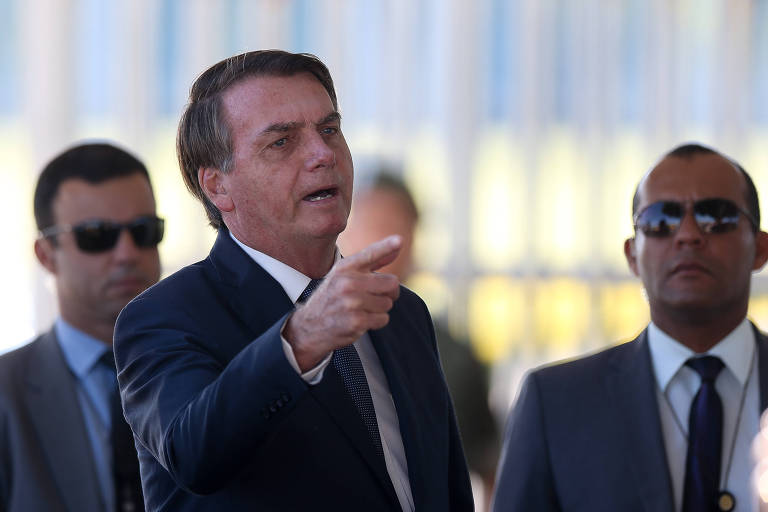Bolsonaro fala das manifestações e indica reação: 