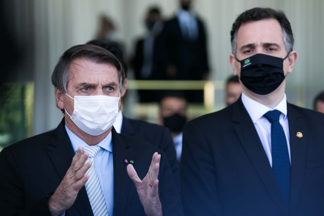 Bolsonaro coloca Pacheco contra a parede com processos contra Moraes e Barroso