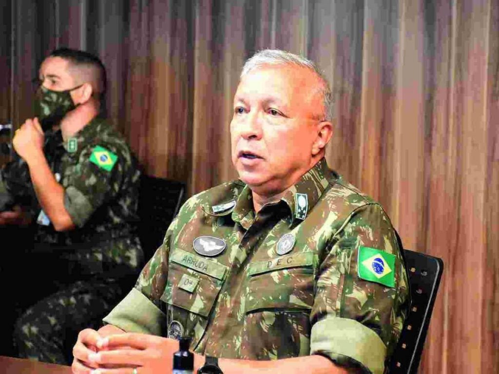 Demissão do comandante do Exército é a "desmoralização completa" das Forças Armadas